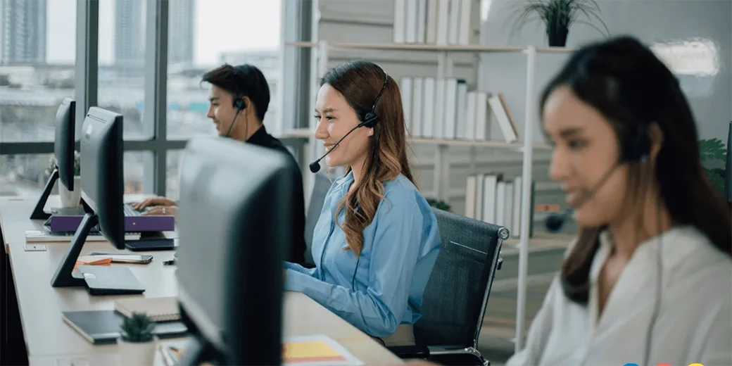 Three sales representatives are chatting with our customers online.